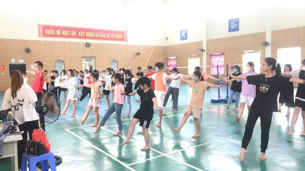 Thanh thiếu nhi xã Tân Lập học khiêu vũ 