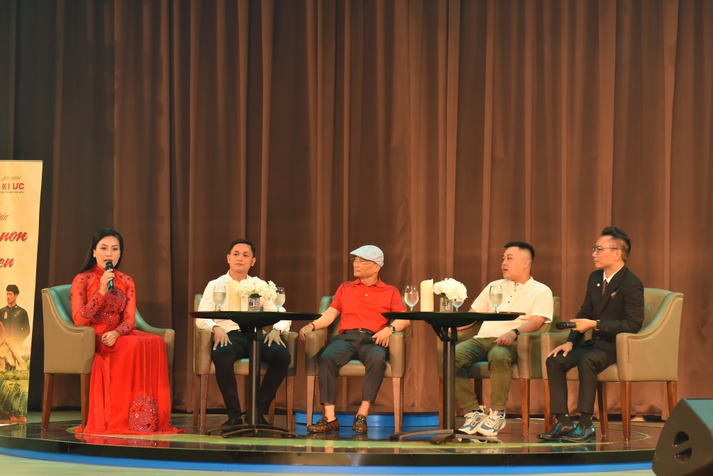 Huyền Trang, nhạc sỹ Lê Xuân Bắc và ekip giao lưu cùng khán giả