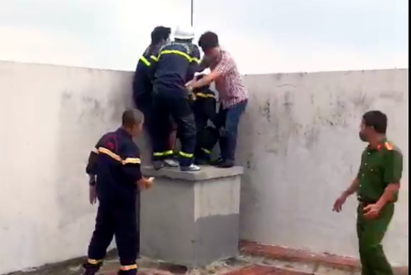 Cảnh sát PCCC&CNCH kịp thời ngăn chặn người đàn ông định nhảy từ nóc chung cư xuống đất