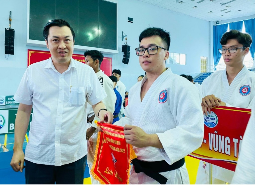 Đồng chí Cao Văn Chóng - Phó Giám đốc Sở Văn hóa, Thể thao và Du lịch tỉnh Bình Dương trao cờ lưu niệm tới các đoàn