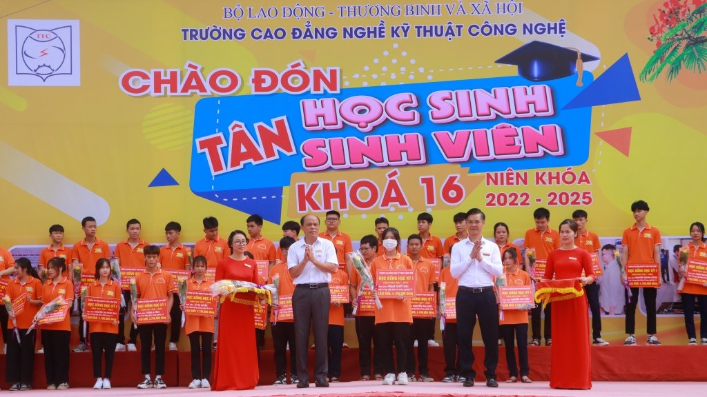 Trao học bổng gần 400 triệu đồng khuyến khích học sinh sinh viên học nghề