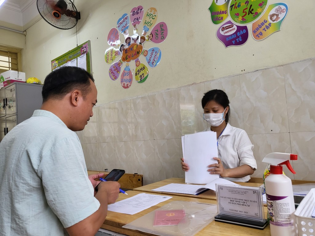 Phụ huynh được hỗ trợ tối đa trong ngày đầu tuyển sinh trực tuyến ở Hà Nội