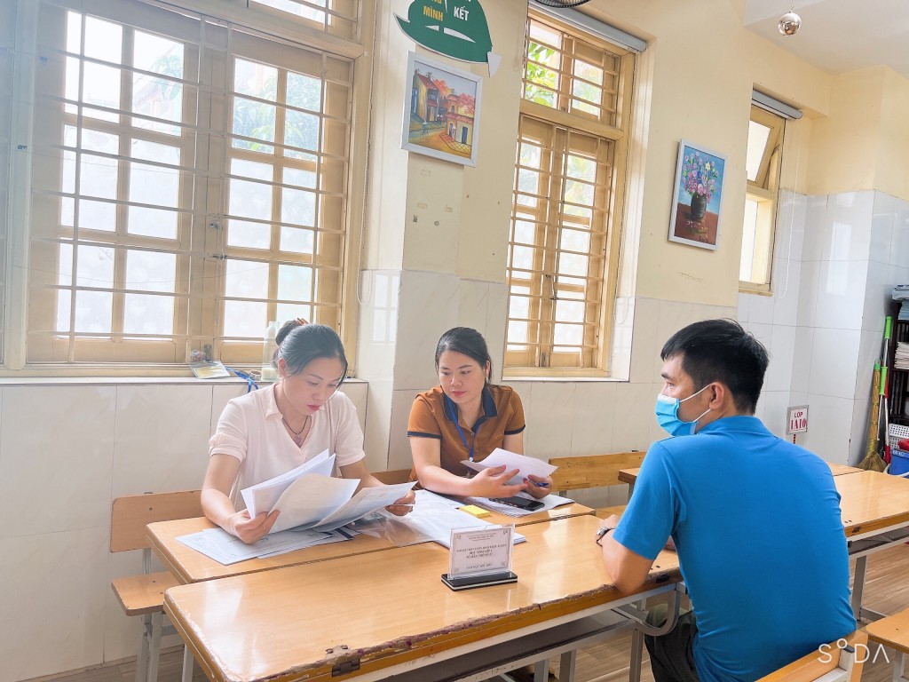 Phụ huynh được hỗ trợ tối đa trong ngày đầu tuyển sinh trực tuyến ở Hà Nội