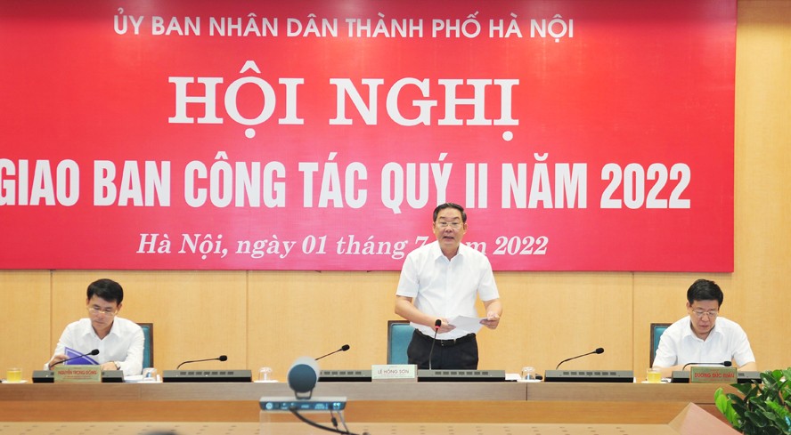 Phó Chủ tịch Thường trực phụ trách điều hành UBND thành phố Hà Nội Lê Hồng Sơn chủ trì hội nghị giao ban. Ảnh: Tiến Thành