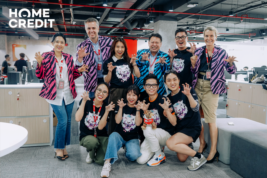 Team thực hiện dự án cùng Ban Giám Đốc nhận giải thưởng nội bộ Tiger Awards – vinh danh các thành viên công ty đạt được những thành tựu chuyển đổi số nổi bật