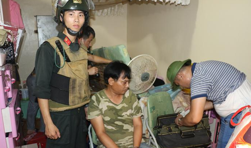 Lực lượng Công an tiến hành khám xét khẩn cấp chỗ ở của đối tượng Hồ Thị Lai và Vũ Đình Sâm