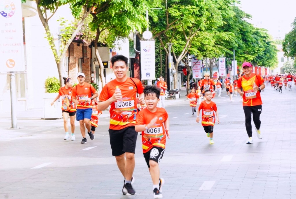 các gia đình đều tỏ ra khá vui vẻ, hào hứng, vì đây là lần đầu tiên TP Hồ Chí Minh có một giải chạy dành cho các thành viên trong gia đình cùng tham gia. 