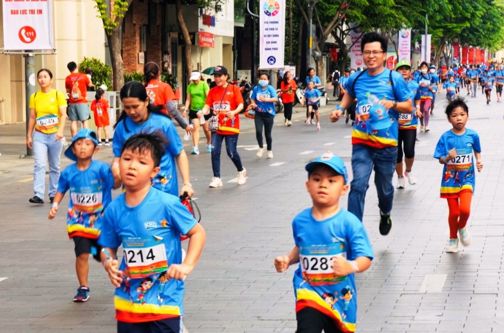 700 gia đình hào hứng tham gia giải chạy “Gia đình vui khỏe - Kun family run”