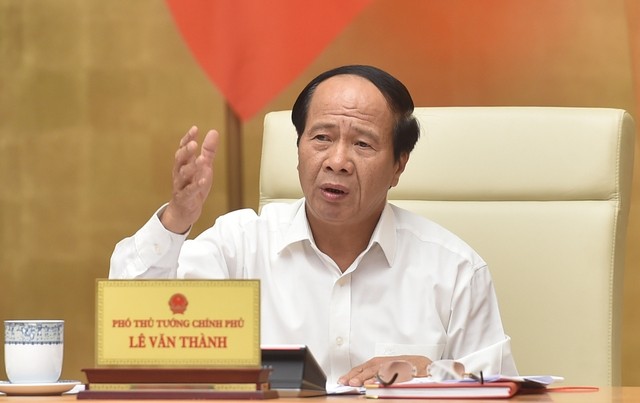 Phó Thủ tướng nhấn mạnh, phải bảo đảm an toàn cho người dân ở khu vực có nguy cơ sạt lở - Ảnh: VGP/Đức Tuân