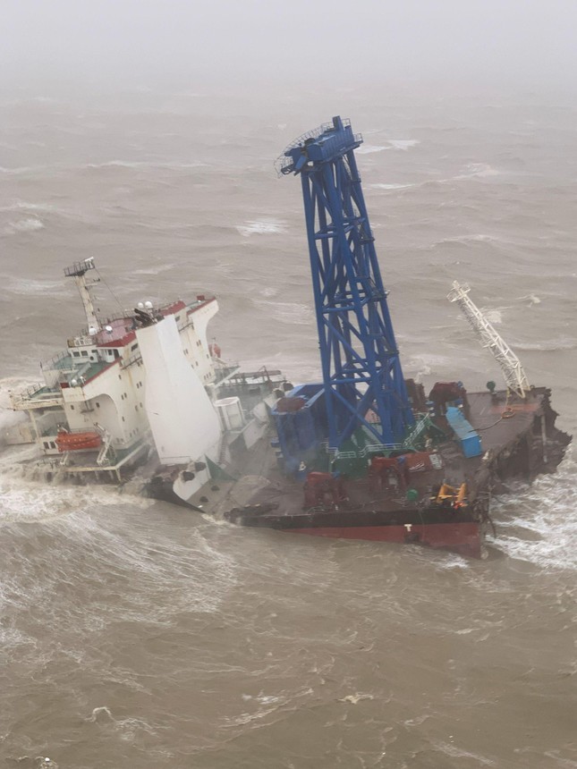 Tàu gãy làm đôi trong bão Chaba ngoài khơi Hong Kong (Trung Quốc) (Ảnh: Reuters)