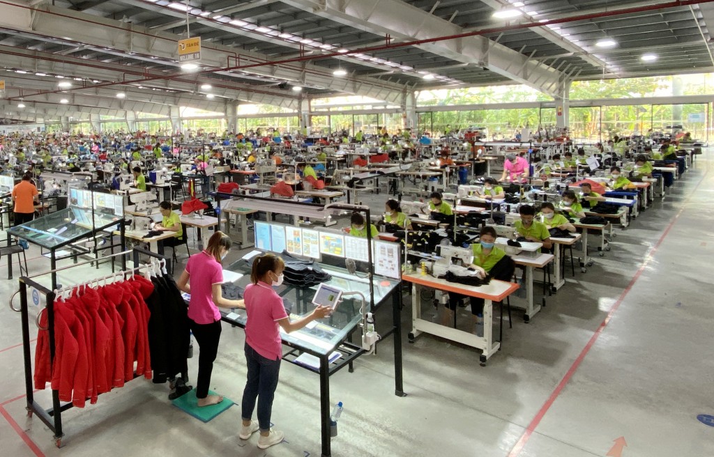 Người lao động Tân Đệ áp dụng thành thạo các thiết bị công nghệ tiên tiến trong hoạt động sản xuất kinh doanh