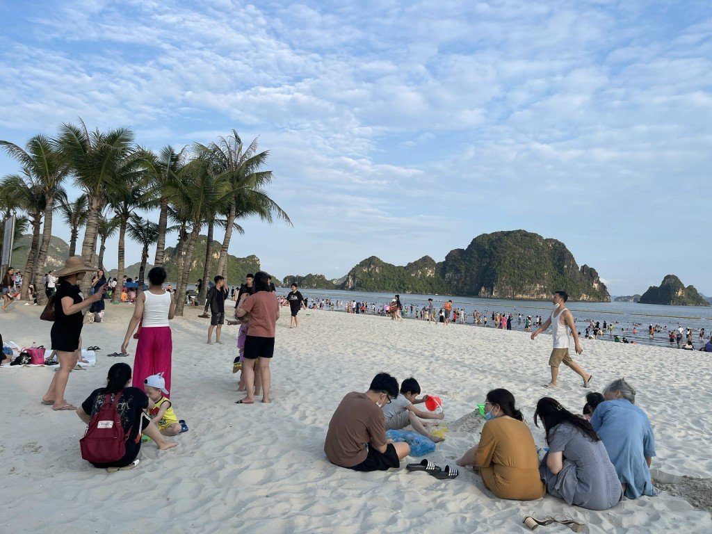 Người dân, du khách vui chơi tại Bãi tắm Hòn Gai (TP Hạ Long) dịp nghỉ lễ 30/4/2022.