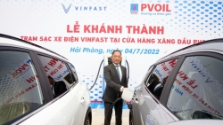 Khánh thành trạm sạc xe điện VinFast đầu tiên tại cửa hàng xăng dầu PVOIL