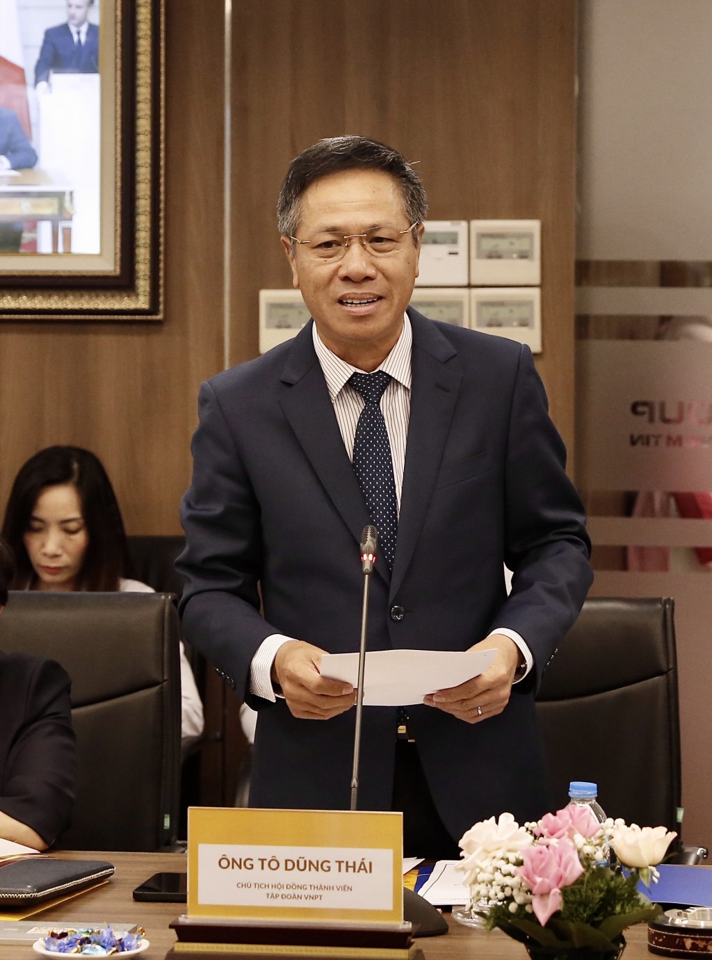  Ông Mai Xuân Sơn, Tổng Giám đốc Tập đoàn T&T Group (bên trái) và ông Huỳnh Quang Liêm, Tổng Giám đốc Tập đoàn VNPT (bên phải) trao Thỏa thuận hợp tác chiến lược tổng thể, toàn diện.