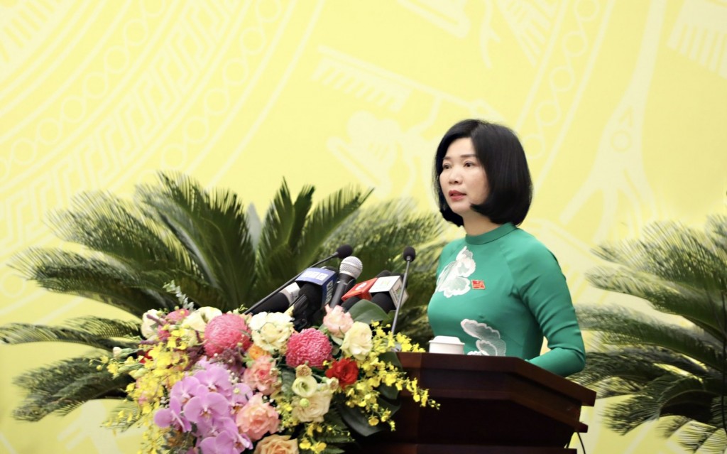 Phó Chủ tịch Thường trực HĐND TP Phùng Thị Hồng Hà báo cáo tại kỳ họp