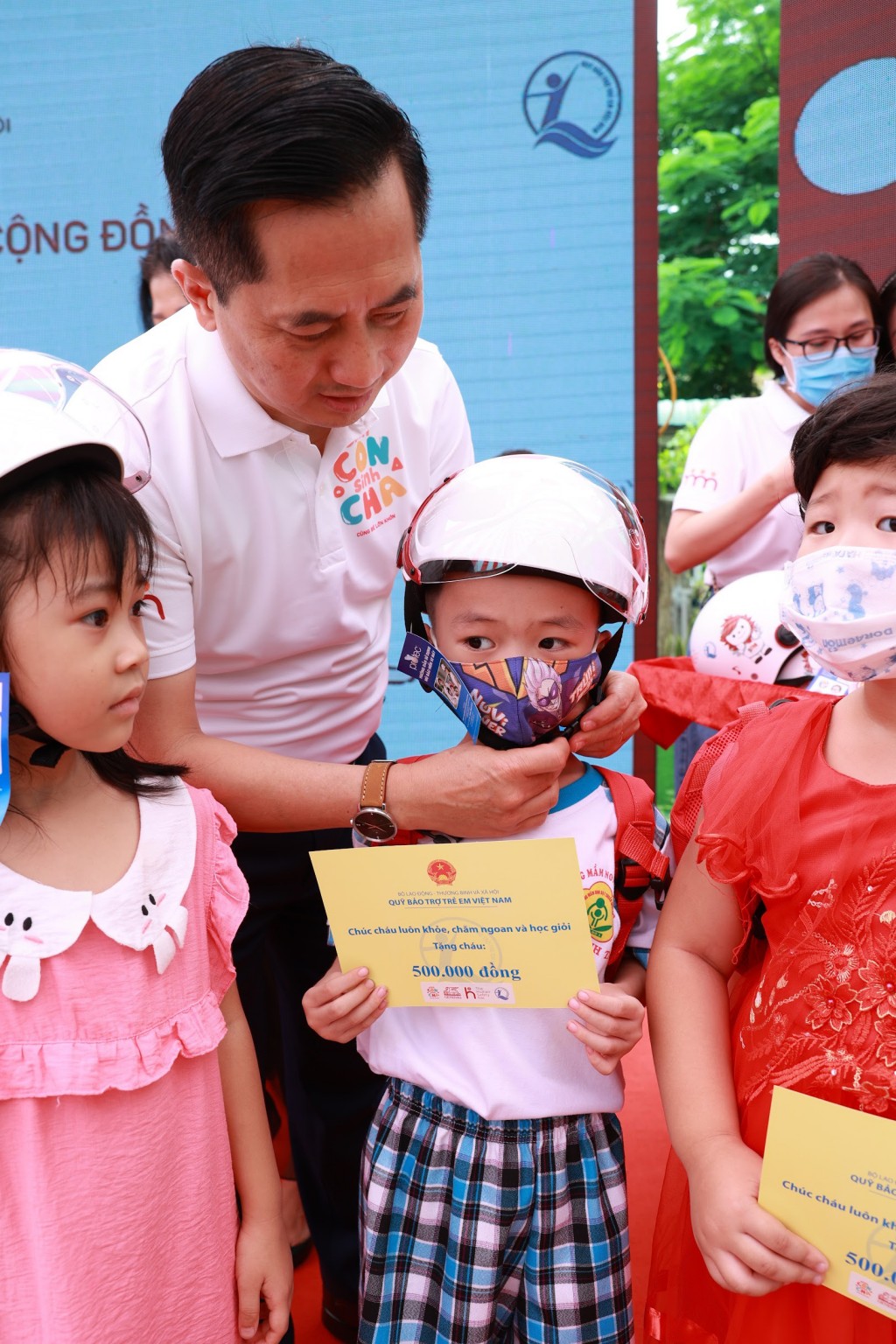 Ông Trần Văn Vàng, Phó TGĐ Generali Việt Nam trao quà cho các em thiếu nhi tham dự chương trình cùng các gia đình có hoàn cảnh khó khăn.