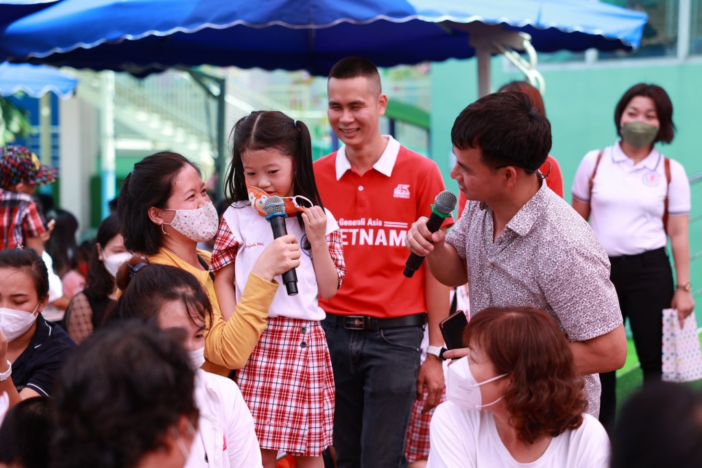 Các phụ huynh và thiếu nhi quận Bình Tân, Tp.HCM tham gia sôi nổi vào các hoạt động chia sẻ kiến thức, hỏi đáp và gắn kết gia đình thú vị của chương trình.