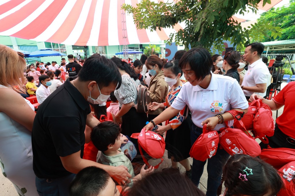 Giám đốc Tổng Đại lý của Generali tại Tp.HCM và các tình nguyện viên trao quà cho các em thiếu nhi và gia đình