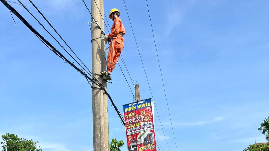 Đoàn viên Công ty Điện lực Sóc Sơn lắp đặt hệ thống đèn chiếu sáng