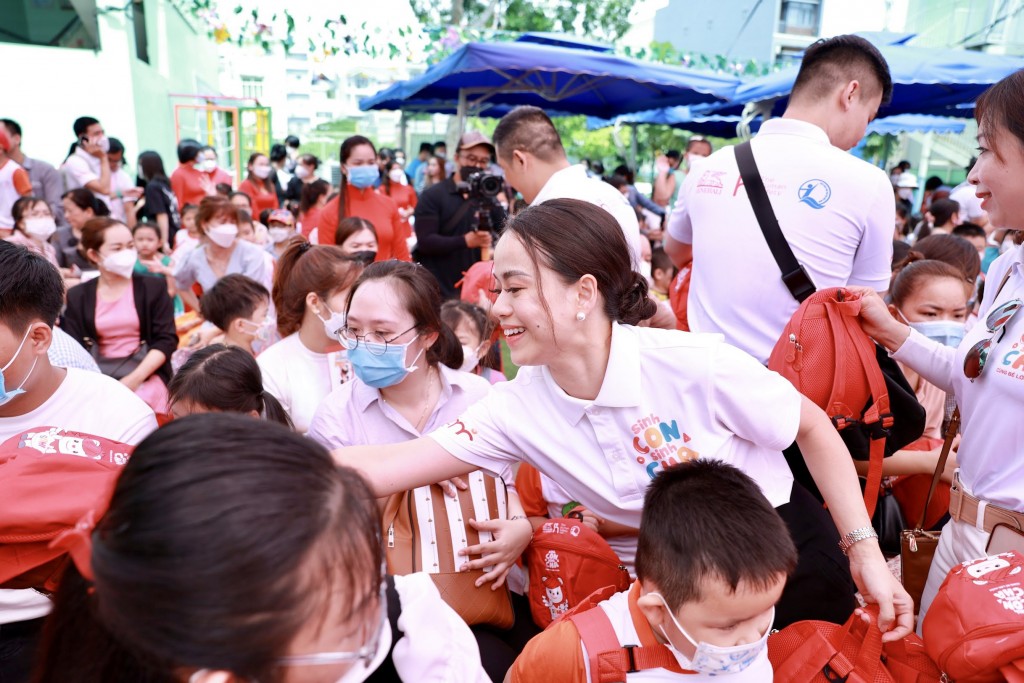 Bà Nguyễn Huyền My, Giám đốc chương trình cùng các tình nguyện viên trao quà cho các gia đình tham dự hội thảo