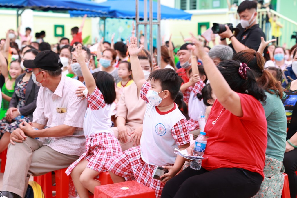 Đông đảo các bậc phụ huynh và các em thiếu nhi tham gia sôi nổi vào các hoạt động giao lưu, chia sẻ kiến thức của chương trình