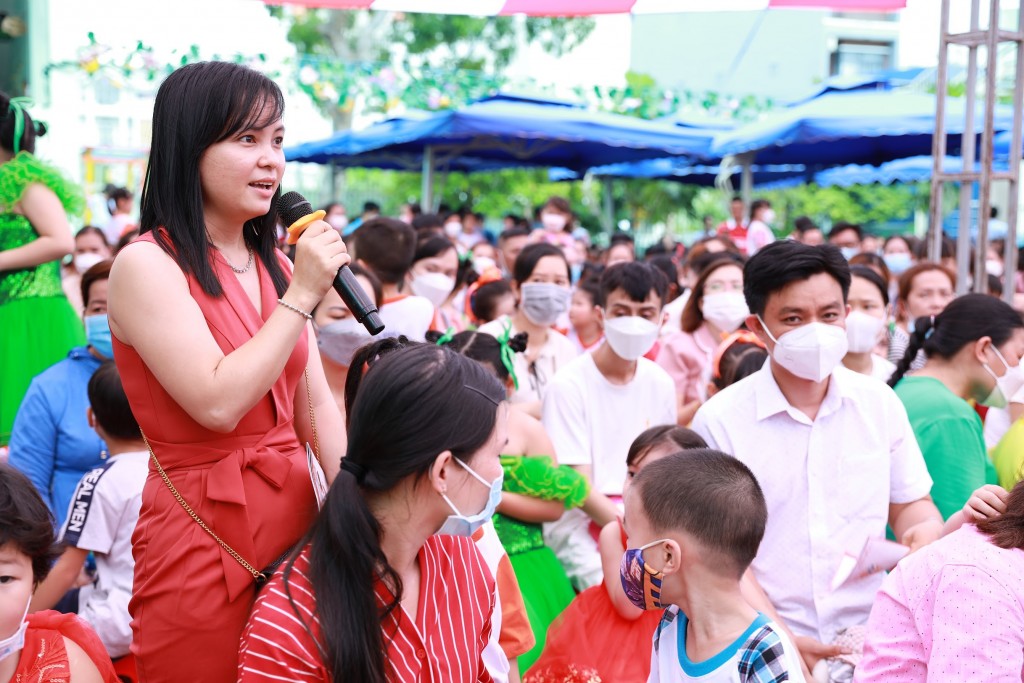 “Sinh Con, Sinh Cha” đã tạo không khí giao lưu, trao đổi đầy sôi nổi và hào hứng cho các gia đình đến tham dự.