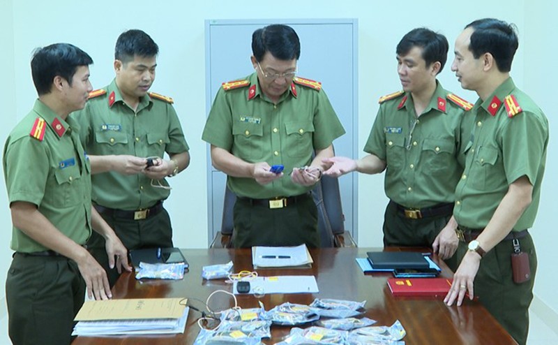Đại tá Đào Quang Trường - Phó Giám đốc Công an TP Hải Phòng, Thủ trưởng cơ quan An ninh điều tra kiểm tra tang vật Phòng An ninh mạng và phòng, chống tội phạm sử dụng công nghệ cao thu giữ