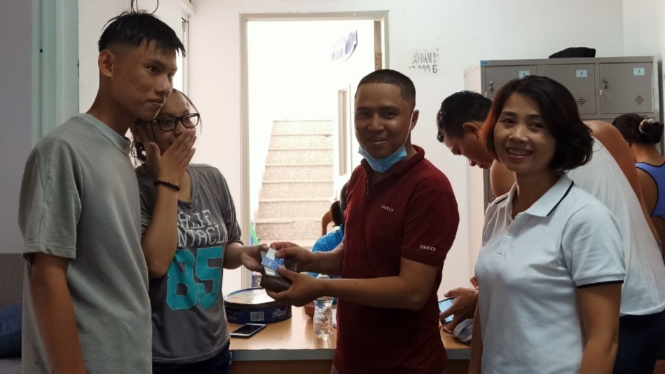 Chàng trai dạy bơi trả lại 15 triệu đồng cho người đánh mất