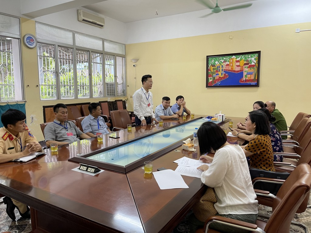 Đoàn kiểm tra của BCĐ thi TN THPT quận Ba Đình năm 2022 đi kiểm tra công tác chuẩn bị tổ chức Kỳ thi tại Điểm thi THPT Phạm Hồng Thái