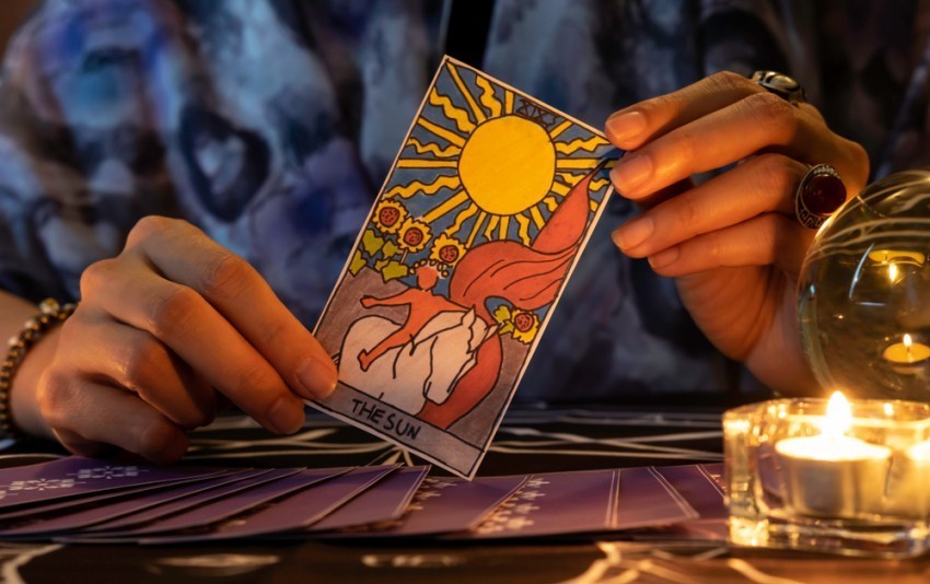 Bài tarot “dẫn dắt” người trẻ tìm tình yêu, công việc như thế nào?