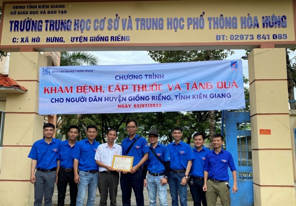 Đại diện Đoàn Thanh niên PV GAS và Công đoàn Cơ quan Điều hành PV GAS giao lưu và tặng hỗ trợ cho các tỉnh miền Tây