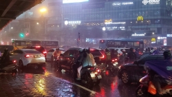 Hà Nội mưa lớn giờ tan tầm, nhiều tuyến phố ùn tắc do ngập