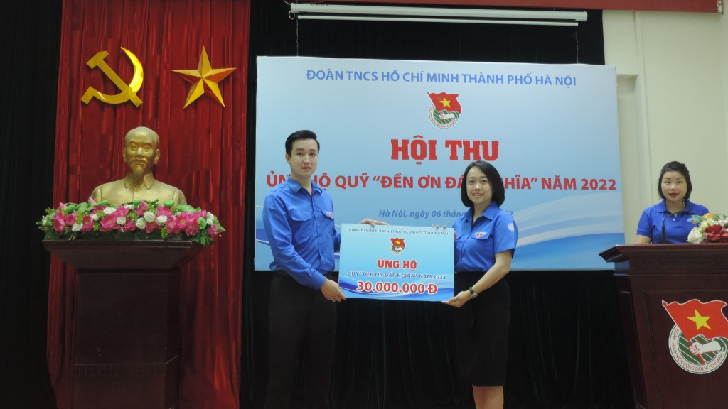 Phó Bí thư Thành đoàn Hà Nội Đào Đức Việt đón nhận ủng hộ từ đại diện trường Đại học Thương mại