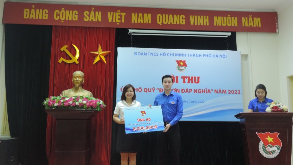 Trao gần 207 triệu đồng tới Quỹ “Đền ơn đáp nghĩa”