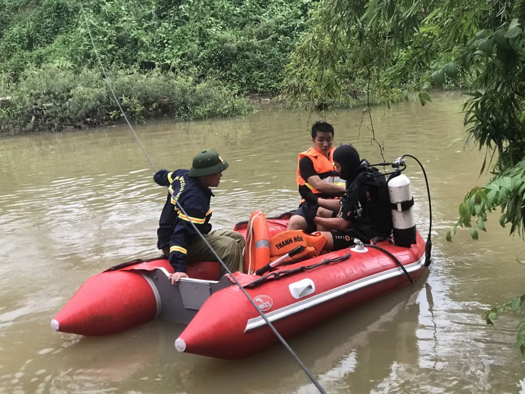 Lực lượng Cảnh sát PCCC và CNCH tìm kiếm nạn nhân đuối nước