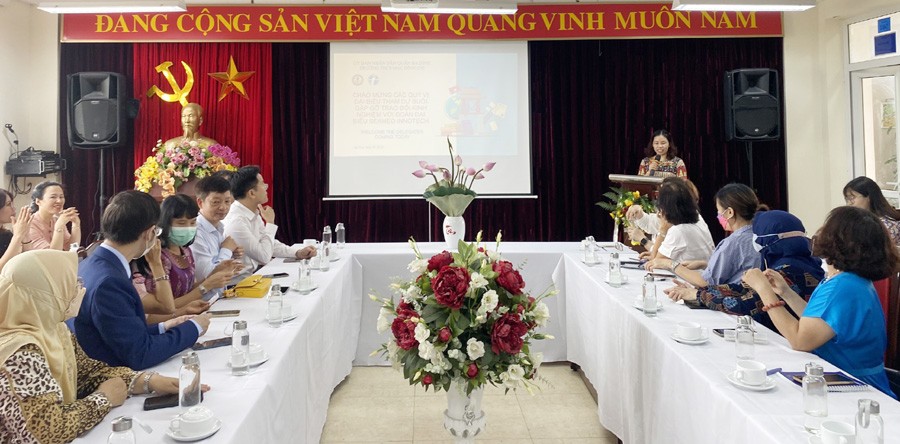 Cô Lê Thị Minh Huệ - Phó Hiệu trưởng trường THCS Mạc Đĩnh Chi tham luận về việc xây dựng, phát triển “hệ sinh thái” dạy học Tiếng Anh, đào tạo giáo viên