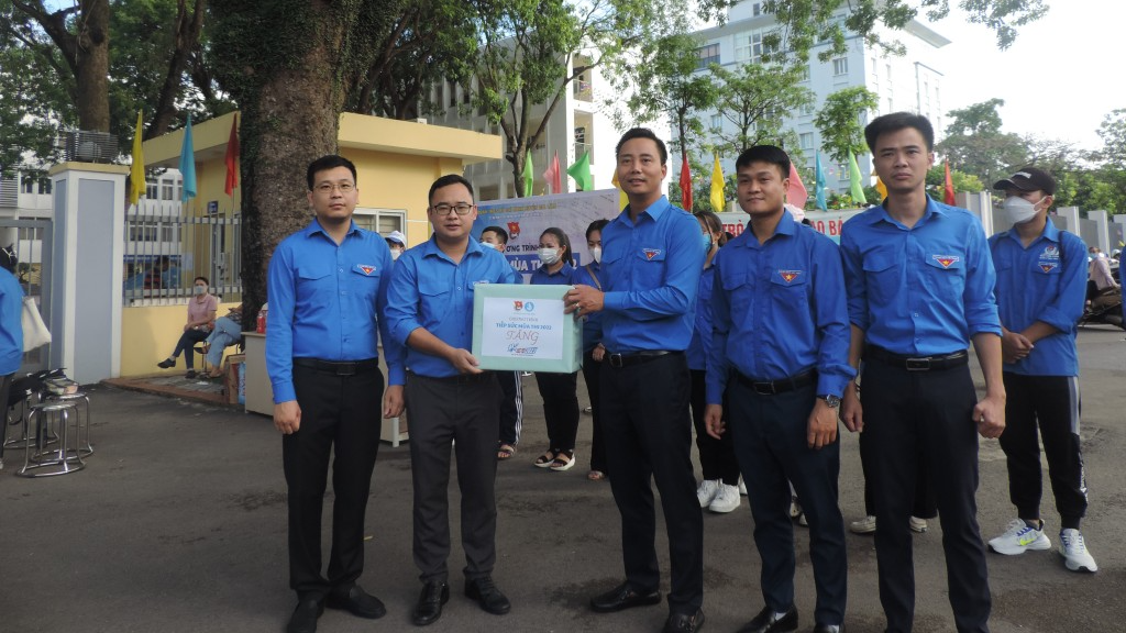 Phó Bí thư Thường trực Thành đoàn Hà Nội Nguyễn Đức Tiến tặng quà tình nguyện viên tại điểm trường THPT Cao Bá Quát 