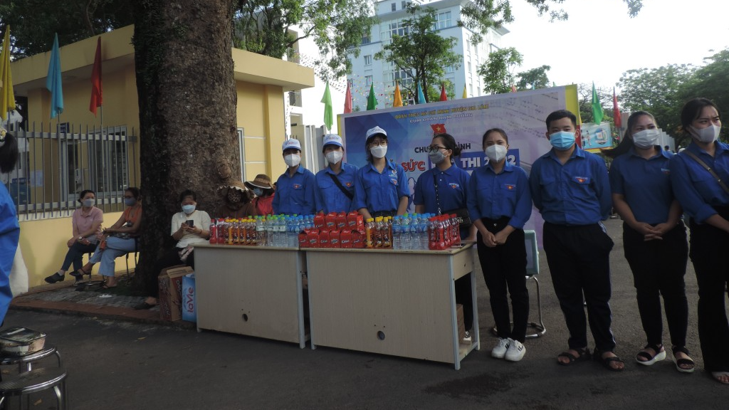 Bàn đón tiếp, hỗ trợ thí sinh của tình nguyện viên tại điểm trường THPT Cao Bá Quát 