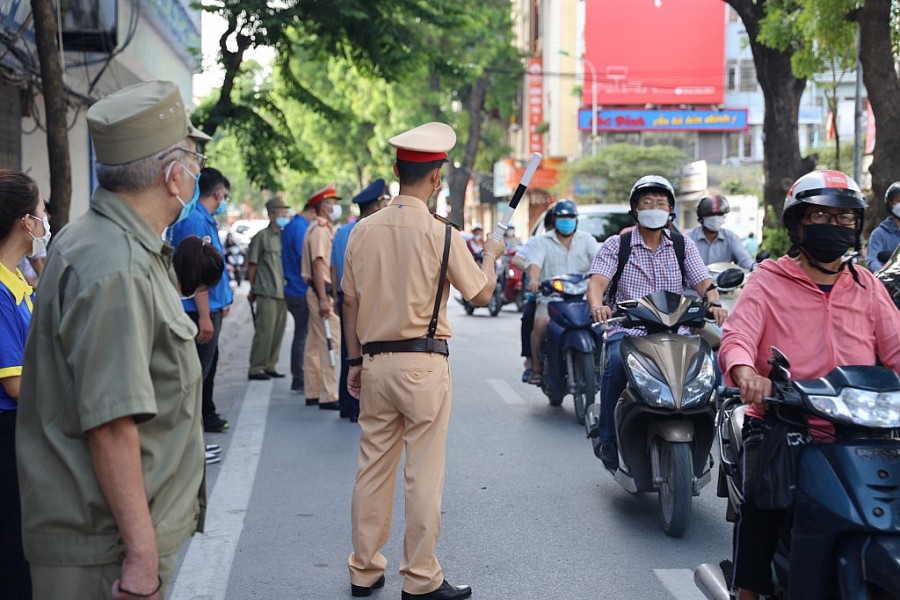 Rất nhiều lực lượng tham gia bảo vệ vòng ngoài để thí sinh đến điểm thi thuận lợi