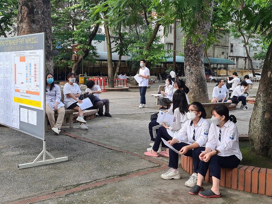 Em Phan Thanh Chúc (ngồi ngoài cùng bên phải) cùng bạn đã đến điểm thi từ khá sớm