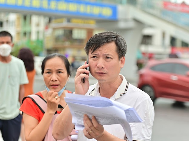 Sắp đến giờ phát đề thi, nhưng một thí sinh chưa có mặt. Đại diện Ban cha mẹ học sinh trực tiếp rà lại danh sách và liên lạc với phụ huynh học sinh để thông báo. Sắp đến giờ phát đề thi, nhưng một thí sinh chưa có mặt. Đại diện Ban cha mẹ học sinh trực tiếp rà lại danh sách và liên lạc với phụ huynh học sinh để thông báo.