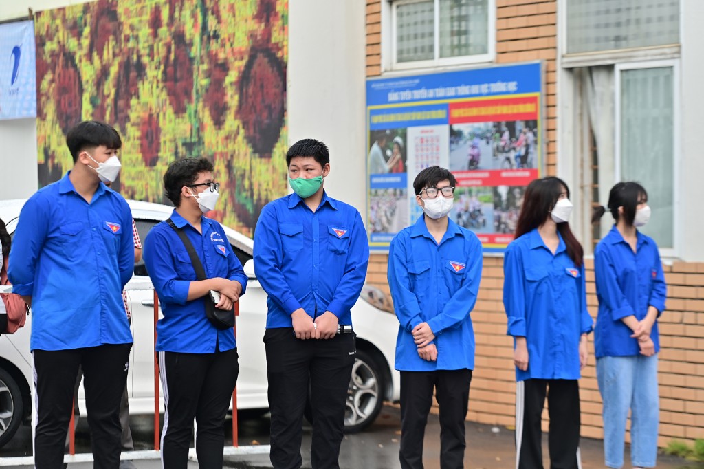 Sáng 7/7, hơn 15.000 thí sinh của Quảng Ninh bước vào ngày thi đầu tiên của kỳ thi THPT Quốc gia. Để tiếp sức cho các sĩ tử “vượt vũ môn”, lực lượng xung kích thanh niên tình nguyện đượ triển khai tại các điểm thi. Sáng 7/7, hơn 15.000 thí sinh của Quảng Ninh bước vào ngày thi đầu tiên của kỳ thi THPT Quốc gia. Để tiếp sức cho các sĩ tử “vượt vũ môn”, lực lượng xung kích thanh niên tình nguyện đượ triển khai tại các điểm thi.