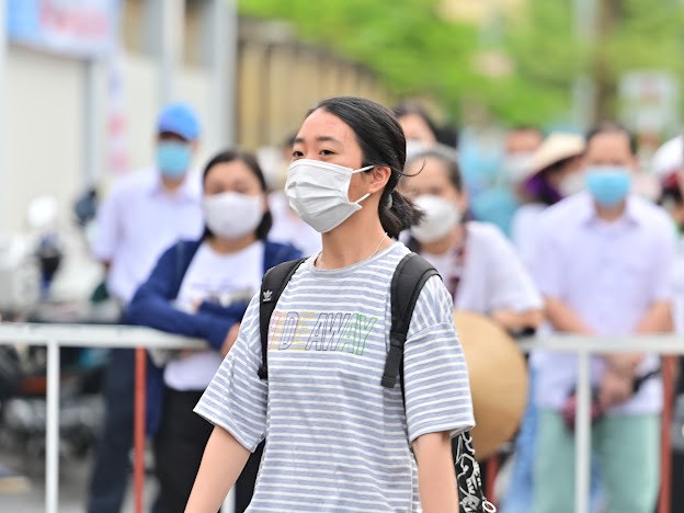 “Thời tiết hôm nay rất mát mẻ, từ những ngày trước em tập trung ôn lại các kiến thức đã học và chuẩn bị cho mình một tâm lý thật tốt. Em hi vọng đề thi sẽ trùng với những kiến thức em đã ôn”. Nguyễn Dương thí sinh tại điểm thi Trường THPT chuyên Hạ Long chia sẻ. “Thời tiết hôm nay rất mát mẻ, từ những ngày trước em tập trung ôn lại các kiến thức đã học và chuẩn bị cho mình một tâm lý thật tốt. Em hi vọng đề thi sẽ trùng với những kiến thức em đã ôn”. Nguyễn Dương thí sinh tại điểm thi Trường THPT chuyên Hạ Long chia sẻ.