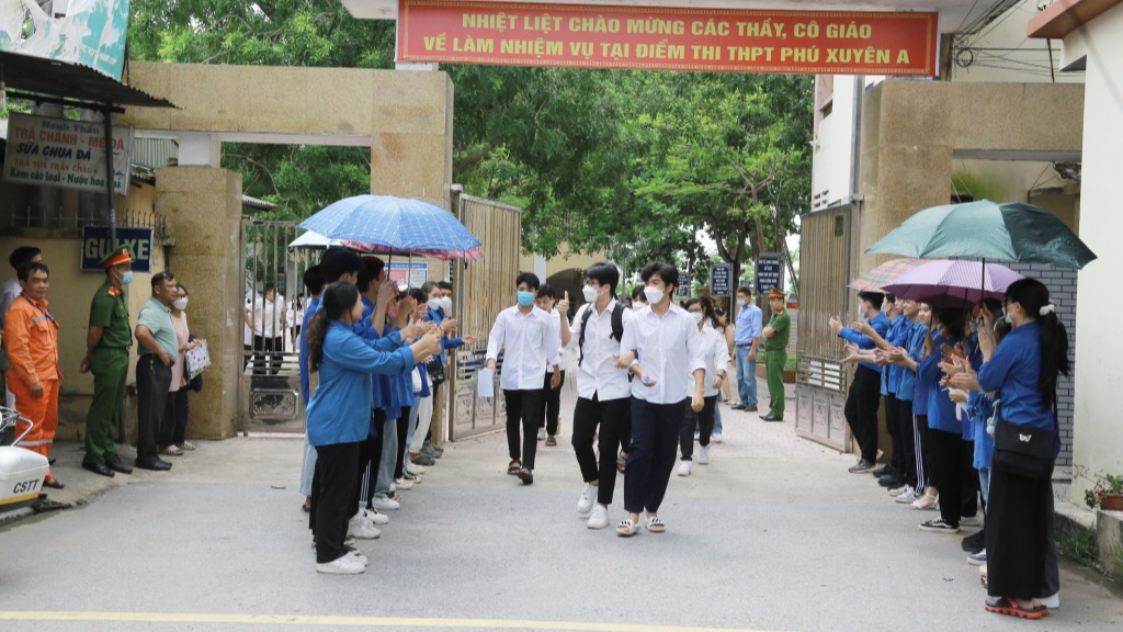 Những thí sinh đầu tiên hoàn thành bài thi sáng nay tại điểm thi THPT Phú Xuyên A