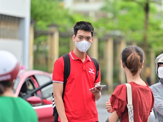 Thí sinh tự do này đăng ký thi tại điểm trường THPT Hòn Gai nhưng đến nhầm điểm thi trường THPT chuyên Hạ Long. Rất may hai điểm thi chỉ cách nhau khoảng 100 mét nên em vẫn kịp đến phòng thi trước thời gian phát đề Thí sinh tự do này đăng ký thi tại điểm trường THPT Hòn Gai nhưng đến nhầm điểm thi trường THPT chuyên Hạ Long. Rất may hai điểm thi chỉ cách nhau khoảng 100 mét nên em vẫn kịp đến phòng thi trước thời gian phát đề