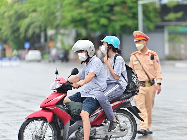Trong buổi thi đầu tiên của kỳ thi THPT Quốc gia 2022, các thí sinh sẽ thi môn Ngữ văn với thời gian 120 phút, nhiều thí sinh được bố mẹ đưa đến trường từ rất sớm để kịp giờ vào thi. Trong buổi thi đầu tiên của kỳ thi THPT Quốc gia 2022, các thí sinh sẽ thi môn Ngữ văn với thời gian 120 phút, nhiều thí sinh được bố mẹ đưa đến trường từ rất sớm để kịp giờ vào thi.
