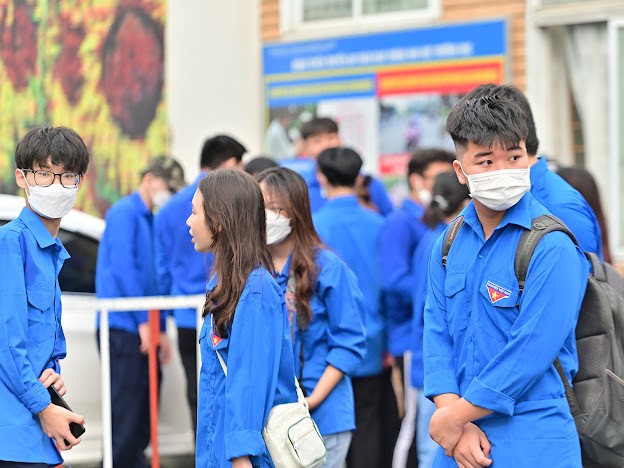 Lực lượng đoàn viên có mặt từ sớm để phối hợp cùng CSGT điều tiết, phân làn để tránh gây ra ùn tắc tại trước khu vực cổng trường. Lực lượng đoàn viên có mặt từ sớm để phối hợp cùng CSGT điều tiết, phân làn để tránh gây ra ùn tắc tại trước khu vực cổng trường.