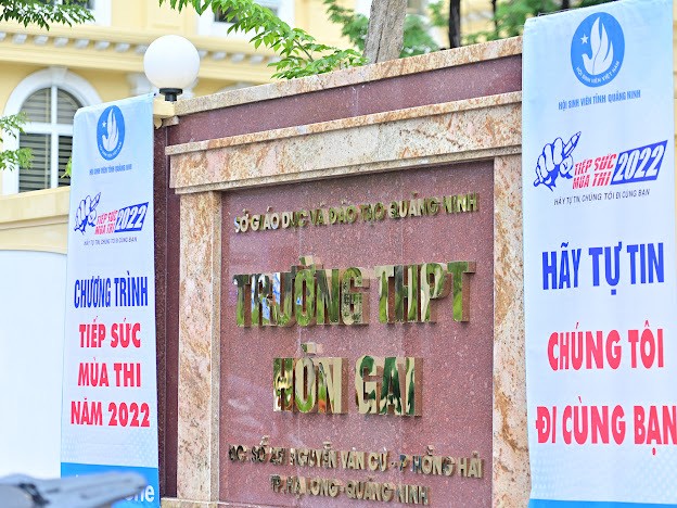 Ghi nhận của Tuổi trẻ thủ đô tại điểm thi Trường THPT Hòn Gai, Trường chuyên Hạ Long, băng zôn khẩu hiệu đồng hành cùng sĩ tử của Hội sinh viên tỉnh Quảng Ninh đặt ngay tại cổng trường. Ghi nhận của Tuổi trẻ thủ đô tại điểm thi Trường THPT Hòn Gai, Trường chuyên Hạ Long, băng zôn khẩu hiệu đồng hành cùng sĩ tử của Hội sinh viên tỉnh Quảng Ninh đặt ngay tại cổng trường.