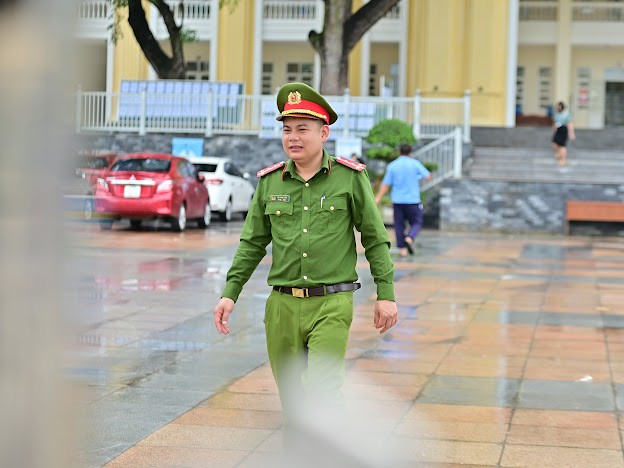 Lực lượng công an cũng được bố trí khu vực bên trong sân trường và khu vực xung quanh để buổi thi đầu tiên diễn ra an toàn. Lực lượng công an cũng được bố trí khu vực bên trong sân trường và khu vực xung quanh để buổi thi đầu tiên diễn ra an toàn.