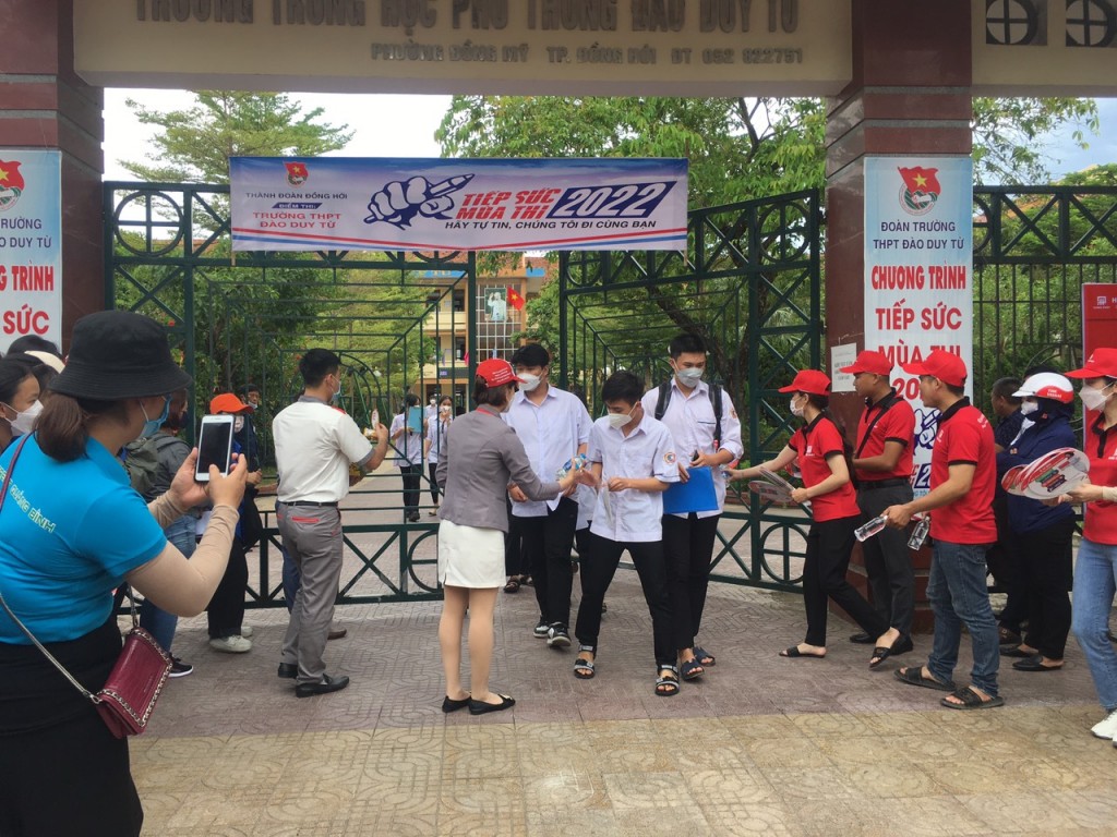 Các thí sinh tại điểm thi Trường THPT Đào Duy Từ Quảng Bình.